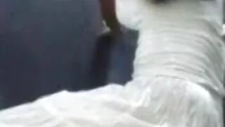 아시아 여자 스프레드 그녀의 음부를 성인 섹스 동영상 삼키는 튼튼한 남근