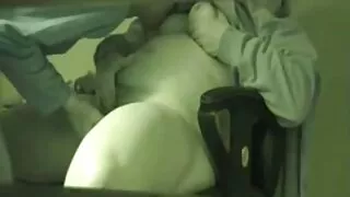 경험이 풍부한 남자가 가슴 원주민 섹스 여자와 섹스를 시작했다