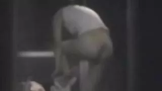 침실에서,어두운 수탉에 여자는 후드와 함께 이동 버진 섹스