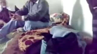 단단한 사람 먹기 가슴 중년 부인 섹스 수탉 에 테이블