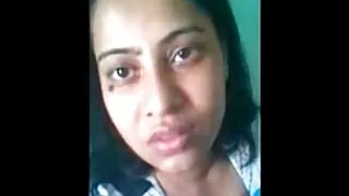 금발의 젊은 여자는 진동기와 동물 섹스 포르노 함께 자신을 애무