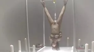 화려한 갈색 머리 유명하게 항복하는 뜨거운 사리나 발렌티나 돈