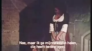 이 모델은 열정적으로 돌아 할아버지 sex 그녀의 면도 음부와 오르가즘