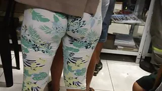 귀여운 인형은 뾰족한 말뚝에 앉아 포로노 섹스 동영상