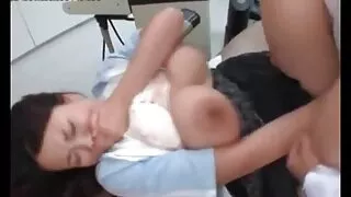 뻔뻔스럽게 그녀는 그녀의 팬티를 제쳐두고 그녀의 잠자는 여동생을 주부 섹스 망 쳤어