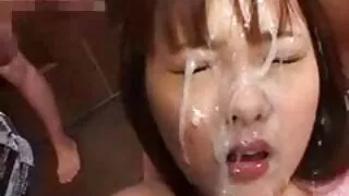 달콤한 사람이 돌아 성숙한 갈색 머리에서 일본어 섹스 뒷마당